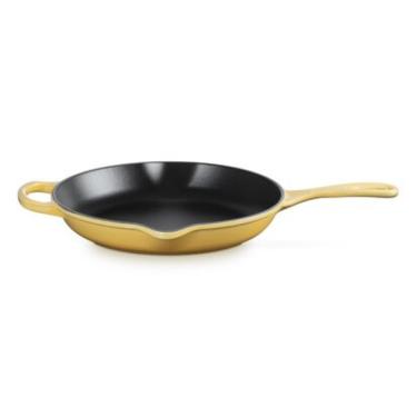 Imagem de PANELA SKILLET LE CREUSET REDONDA SIGNATURE COM ALÇA EM FERRO FUNDIDO 26CM CAMOMILLE 20182260070422