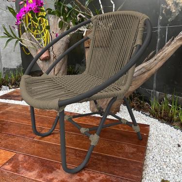 Imagem de Cadeira Decorativa Julia Em Corda Náutica E Base Em Alumínio Preta-rami