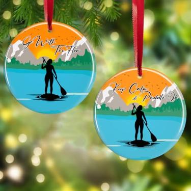 Imagem de Ornamentos de prancha de stand up paddle para árvore de Natal 2025, ornamentos femininos de paddleboard SUP, decoração suspensa de Natal, paddle boarding, presentes de lembrança de esportes aquáticos