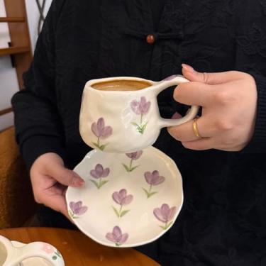 Imagem de Koythin Conjunto de canecas de café de cerâmica com pires, 250 ml / 226.8 g Caneca de café floral fofa irregular, copos de coquete para cappuccino, cacau (tulipa roxa grande)