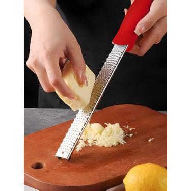 Imagem de Ralador de queijo e raspador de limão premium, lâmina de aço inoxidável com alça e tampa, para frutas cítricas, parmesão, alho, gengibre, chocolate, noz-moscada, frutas e legumes, lavável na