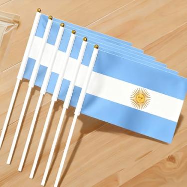 Imagem de Conjunto de decoração de mini bandeira - Pacote com 10 bandeiras de 21 x 14 cm em postes de 30 cm com base dourada - Decorações de mesa patrióticas e suprimentos de festa para mesa e escritório