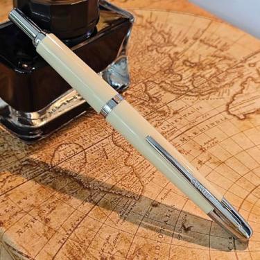 Imagem de zhongyuansu Caneta-tinteiro retrátil JH 20 Press ponta fina com conversor de resina para presente, barril de resina clássica, caneta de escrita para escritório, escola, negócios (branco leitoso, EF)