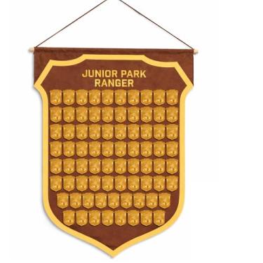 Imagem de Banner de exibição de crachá Junior Park Ranger, suporte de rolagem de parede para 54 emblemas, 58 x 74 cm, marrom e dourado com cavilha de madeira