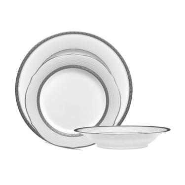 Imagem de Jogo de jantar em porcelana de alta qualidade da marca japonesa Noritake. Composto por 18 peças, sendo 6 pratos rasos, 6 pratos fundos e 6 pratos de sobremesa.