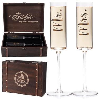 Imagem de Physkoa Conjunto de presente de casamento com taças de champanhe Sr. e Sra. – Taças de brinde com caixa de lembrança e servidor de faca de bolo – presentes de noiva e noivo para noivado, aniversário
