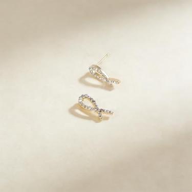 Imagem de Brincos femininos em forma de peixe dourado com design de diamante falso, mostrando seu charme feminino único, adequado para o dia a dia e qualquer ocasião.