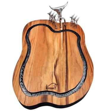 Imagem de Tábua de Churrasco para Corte de Carne e Alimentos em Madeira Teca, Acompanha Garfo Tridente e Petiscos, Design Damascus, Ideal para Preparar e Servir com Estilo – WOODBULL.