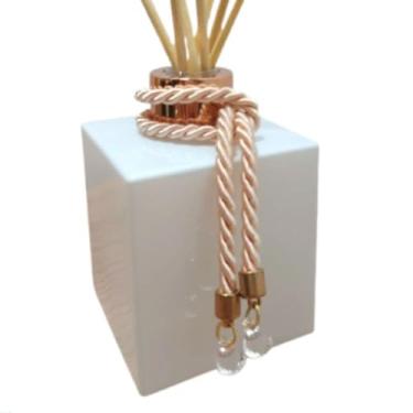 Imagem de Difusor E Aromatizador Em Vidro 250Ml Com Pingente E Varetas Decoradas Para Lavabo, Banheiro Ou Escritório – Branco Com Prata, Dourado Ou Rose Gold - Luiggi Presentes® (Branco e Rosê Gold)