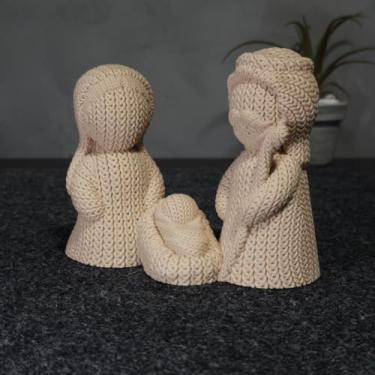 Imagem de Presépio com efeito de tricô/crochê, item de decoração para casa. (Bege,12 cm)