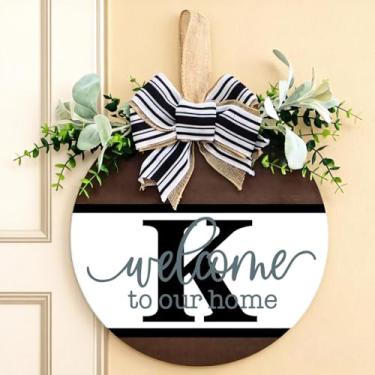 Imagem de Guirlanda personalizada para porta da frente com inicial familiar (A-Z) - placa de boas-vindas de madeira de 30 cm, guirlanda de eucalipto e cabide rústico de serapilheira | Decoração de varanda de