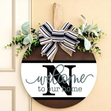 Imagem de Guirlanda personalizada para porta da frente com inicial familiar (A-Z) - placa de boas-vindas de madeira de 30 cm, guirlanda de eucalipto e cabide rústico de serapilheira | Decoração de varanda de