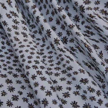 Imagem de Tecido de algodão com estampado de flores torcidas dinâmicas da The Yard, fabricado no Japão, adequado para vestidos da moda, camisas, saias, acolchoado e artesanato (8 jardas, fundo azul estampado