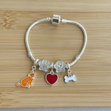 Imagem de Pulseira com 5 berloques: cachorrinho Golden/Caramelo, separador patinha de brilhos, ossinho e coração vermelho - banhado a prata