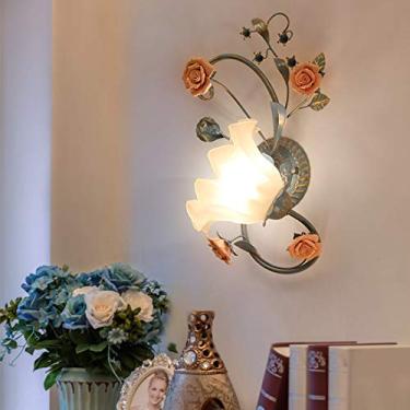 Imagem de Arandelas de parede estilo pastoral mediterrâneo com cúpula de vidro, luminárias de cabeceira de cerâmica com estampa floral para quarto, sala de estar, corredor e varanda, à esquerda.