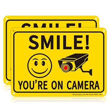 Imagem de Sheenwang Pacote com 2 placas Smile You're on Câmera, placas de vigilância por vídeo ao ar livre, impressão UV .040 Mil de alumínio livre de ferrugem 25,4 x 17,7 cm, placa de câmera de segurança para casa, negócios, alerta de entrada, CCTV