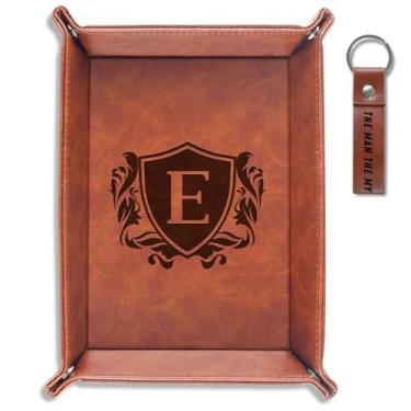 Imagem de INNObeta Bandeja de manobrista com inicial, organizador de mesa, bandeja de cabeceira de couro PU, porta-moedas, presentes personalizados para homens, aniversário, Natal, letra E
