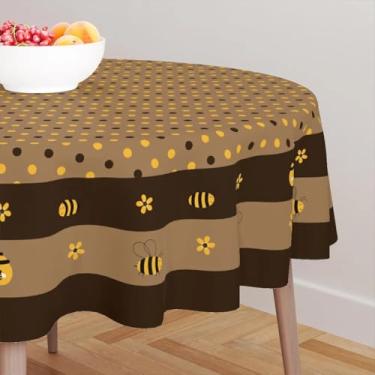 Imagem de Toalha de Mesa Redonda 1,40 m para 4 Lugares – 100% Poliéster – Estampas Variadas Florais e Neutras – Fácil Lavagem (Abelhinha Bege Escuro e Marrom)