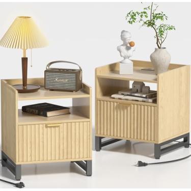 Imagem de Mesa de cabeceira canelada com estação de carregamento, mesa de cabeceira de madeira com gaveta grande e armário de armazenamento aberto, mesa de cabeceira moderna de meados do século para quarto