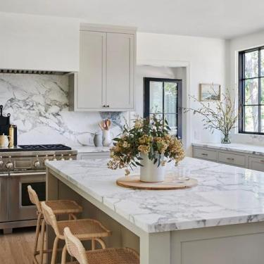 Imagem de Papel de parede de mármore branco de 30 cm x 199 cm, 1 pacote de papel de parede descascar e colar, papel adesivo espesso removível para paredes, bancadas, armários e guarda-roupas