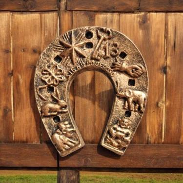 Imagem de Ferradura Amuleto De Parede Da Sorte De Resina Cor Dourada - Decore Ca