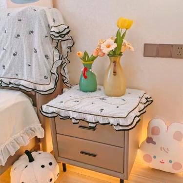 Imagem de Toalha de mesa quadrada de cabeceira pequena para mesa lateral bordada, toalha de cabeceira de pelúcia com borda de renda de camada dupla, protetor de mesa para quarto e festa de casamento 51 x 50 cm