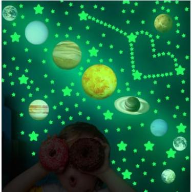Imagem de 100 peças de estrelas que brilham no escuro, YRYUNRUI 10 peças de adesivos de parede, universo galáxia brilham planetas teto, decoração de quarto infantil, presente de estrelas de teto para meninos e