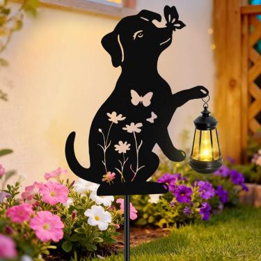 Imagem de ANGMLN Decorações de quintal para cães ao ar livre, presentes de aniversário para mulheres, Natal, luzes solares com estatueta de metal borboleta lanternas penduradas, decoração de jardim à prova