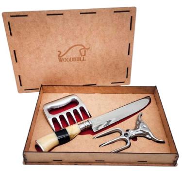 Imagem de Kit Churrasco Mestre do Churrasco, Conjunto Completo para Preparar e Servir Carnes com Precisão e Estilo, Inclui Faca Inox Artesanal Cabo Osso e Chifre 8", Garra de Urso, Garfo Tridente – WOODBULL.