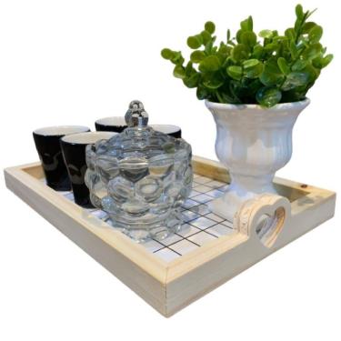 Imagem de Bandeja, conjunto de copos, potiche de cristal e vaso branco