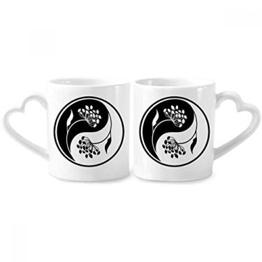 Imagem de Cultura Yin-yang Conjunto de canecas de porcelana para casais, flor preta e branca, coração