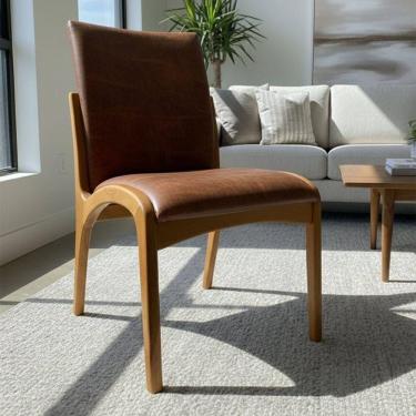 Imagem de Cadeira Aura Estofada Estrutura Em Madeira Maciça Courino Marrom Conforto Para Sala De Jantar Mobília Decor