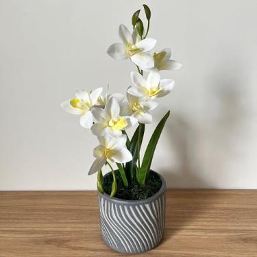 Imagem de Orquídea Artificial Branca com Vaso Decorativo em Cerâmica Cinza, 6 Flores, Arranjo Floral para Decoração
