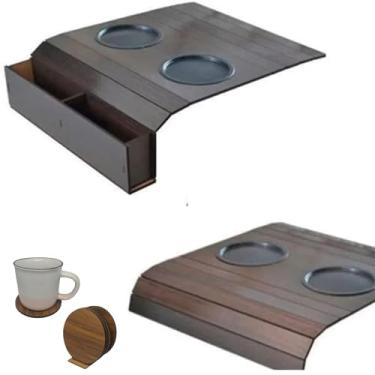 Imagem de Kit 2 esteiras para braço de sofá com porta copos e porta controle remoto MDF ajustável cor caramelo (1 esteira com porta controle e 1 sem porta controle)