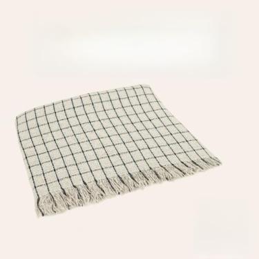 Imagem de Manta Artesanal de Algodão com Franjas – Cobertor Decorativo para Sofá e Cama, Leve e Confortável (Areia Xadrez)