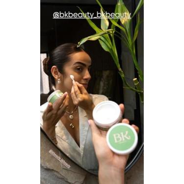 Imagem de Balm Hidratante Facial BK Beauty Com Vitamina E, D-Pantenol e Extrato Glicólico de Aloe Vera Para Todos Os Tipos De Pele. Possui Toque Seco, Absorção Rápida e Cria Uma Base Perfeita Para Maquiagem.