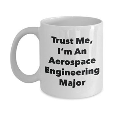 Imagem de Caneca Trust Me, I'm An Aerospace Engineering Major - Caneca de café divertida - Lindas ideias de presentes de formatura para amigos e colegas de classe