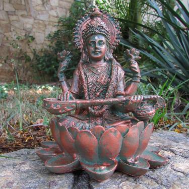 Imagem de Deusa Saraswati na Flor de Lótus Verde com Bronze em Marmorite 15cm