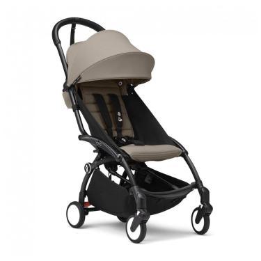 Imagem de Carrinho de Bebê Stokke YOYO3 Taupe - Estrutura Preta, Dobrável Compacto, Reclinável, Cinto 5 Pontos, Compatível Carry-On