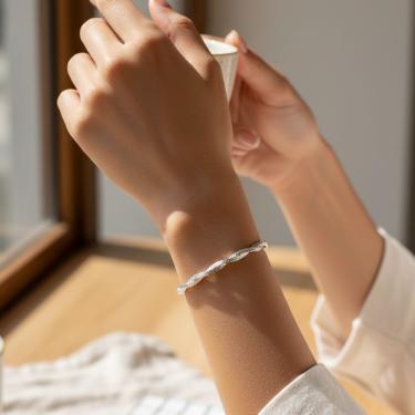 Imagem de Pulseira Amaré Trançada de 2 Fios em Prata 925 Acabamento Polido Hipoalergênica Joia Feminina