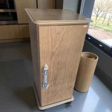 Imagem de Armario Balcão Para Bebedouro Vitoria Cor Freijó C/ 1 Porta E Rodinhas