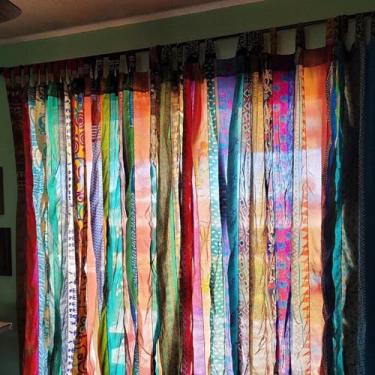 Imagem de Cortinas ciganas hippie feitas à mão boho patchwork vintage indiano mistura de seda tecido sari cortinas de janela com filtro de luz e painéis de dossel de cama multicoloridas sortidas 84 x 43 (1 par)