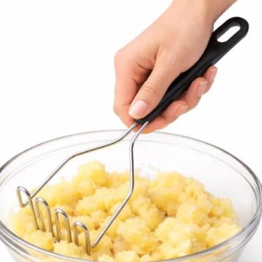 Imagem de Amassador E Espremedor de Batatas E Feijão Inox 25,5cm x 9cm Ergonômico para Purê Feijão e Legumes Utensílio de Cozinha em Aço Inoxidável Resistente com Cabo Preto