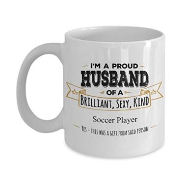 Imagem de SpreadPassion Caneca de jogador de futebol I'M A Proud Husband of A Brilliant, Sexy, Kind Soccer Player