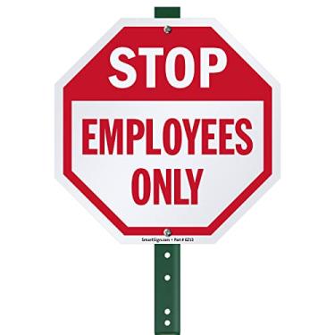Imagem de SmartSign Placa LawnBoss Yard "Stop - Employees Only" de 25,4 x 25,4 cm com estaca de 90 cm, alumínio laminado à prova de ferrugem de 40 mm, vermelho e branco, conjunto de 1, feito nos EUA