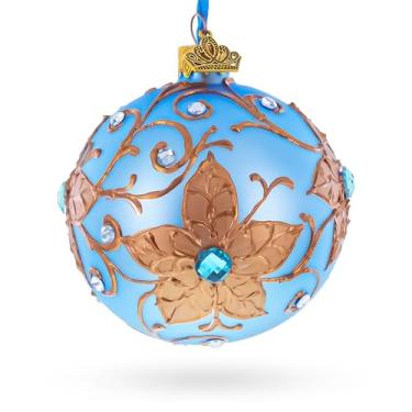 Imagem de Rolos florais dourados elevados e detalhes de cristal azul em bola de vidro azul celeste fosco, enfeite de Natal, 8 cm