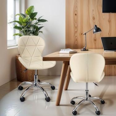 Imagem de Cadeira Office Giratória Estofada em Couro PU com Ajuste de Altura Base Cromada (Bege)