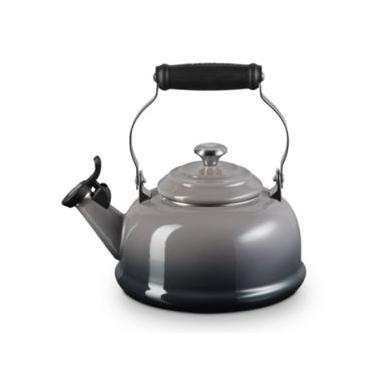Imagem de CHALEIRA LE CREUSET CLASSIC 1,6L COM APITO E PEGADOR EM INOX CINZA FLINT 40104014440900