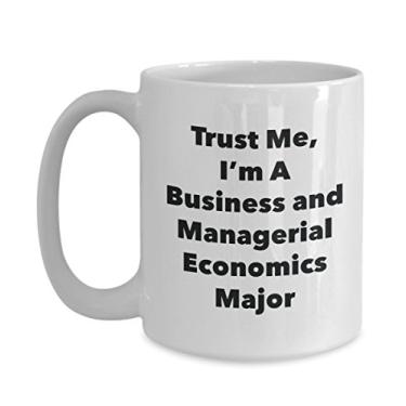 Imagem de Trust Me, I'm A Business and Managerial Economics Major Caneca - Caneca de café divertida - Lindas ideias de presentes de formatura para amigos e colegas de classe (425 g)