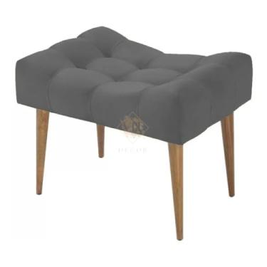Imagem de Puff Banco Estofado Suede Capitonê Luxuoso com Pés Palito de Madeira - Banqueta Decorativa Vintage para Sala, Quarto, Penteadeira e Hall - 45cm Altura x 52cm Largura (Cinza Escuro)